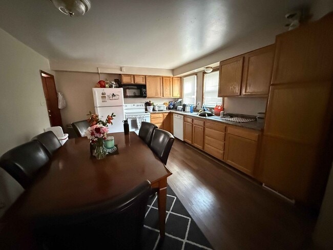 321 3rd St W Unidad A
