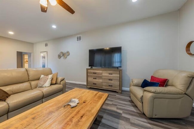 Building Photo - 1212 N Main St