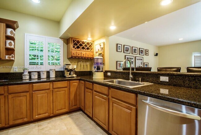 Photo - 1237 Aduana Ave