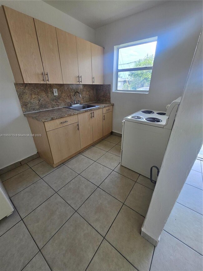 Photo - 1900 NW 31st St Unidad 3