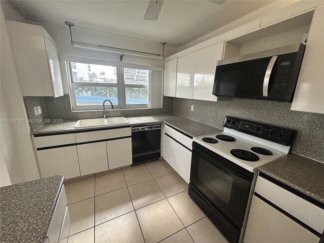 Building Photo - 1825 S Ocean Dr Unit 401