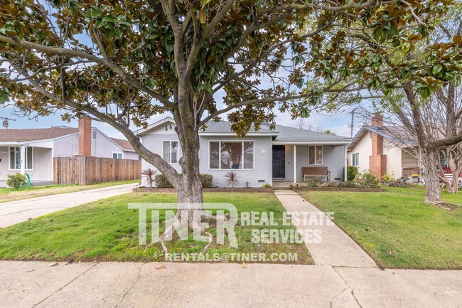Charming Fruitridge Manor Home - Charming Fruitridge Manor Home