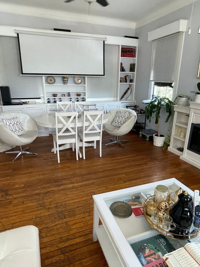 Photo - Gorgeous 3BD Apartment above commercial space ON MAPLE ST Unidad 7718 Maple St