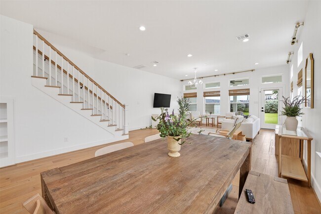 Photo - 927 W 25th St