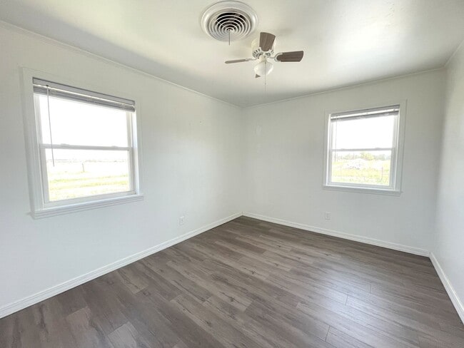 Building Photo - Country Home (Allows Horses)