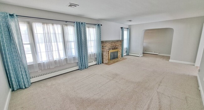 Photo - 3 Bed / 1-1/2 Bath Single Family Home w/2-car garage