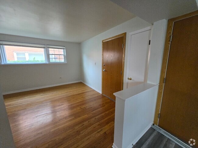 Building Photo - 9458 Glenlake Ave Rental