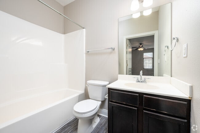 1BR, 1BA - 600SF - Bathroom - 9 North Apartments