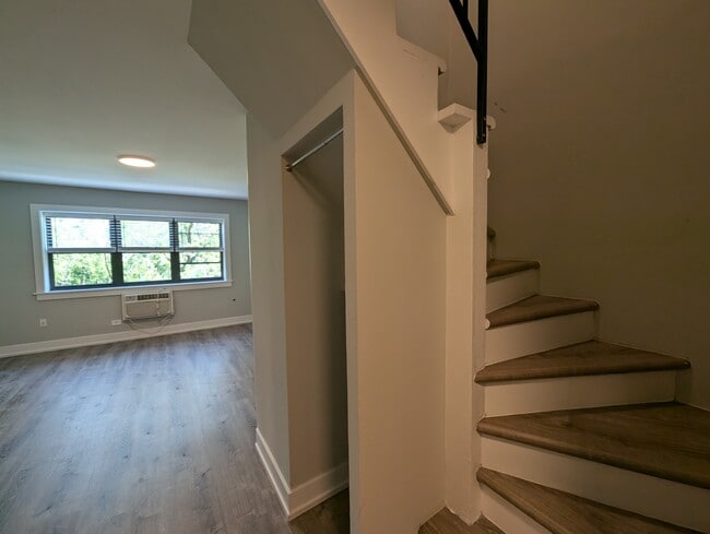 Building Photo - 456 W Barry Ave