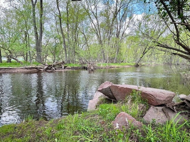 Building Photo - 106 E 4th St Unit 106 1/2
