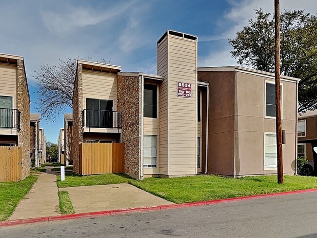 Building Photo - Adorable 2-Bedroom, 2-Bath Condo in Woodhaven – Gated Community!