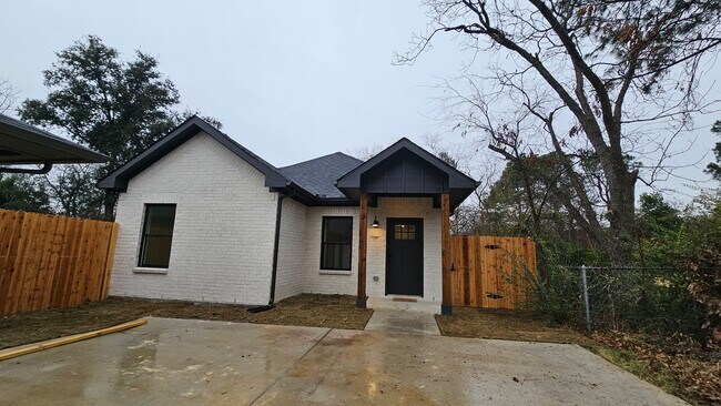 Building Photo - 1700 Kendolph Dr Unit 1700 Kendolph ADU