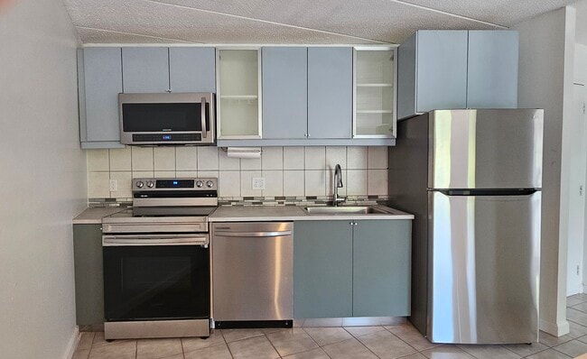 Muchos gabinetes y electrodomésticos nuevos de acero inoxidable. - 147 Turner Rd Unidad 92 Rental