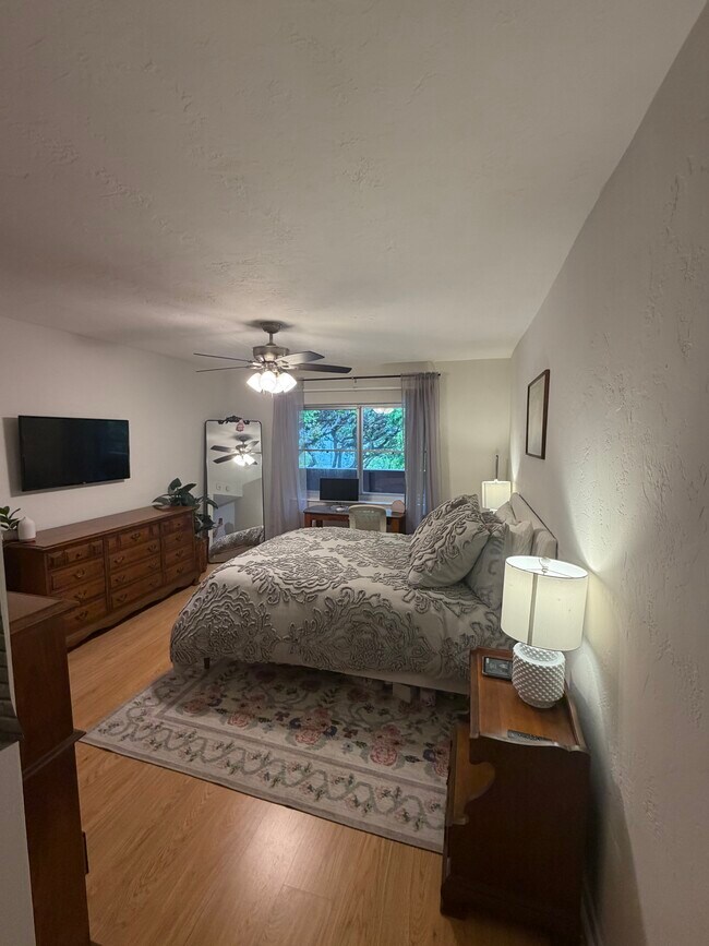 Bedroom (picture with furniture)