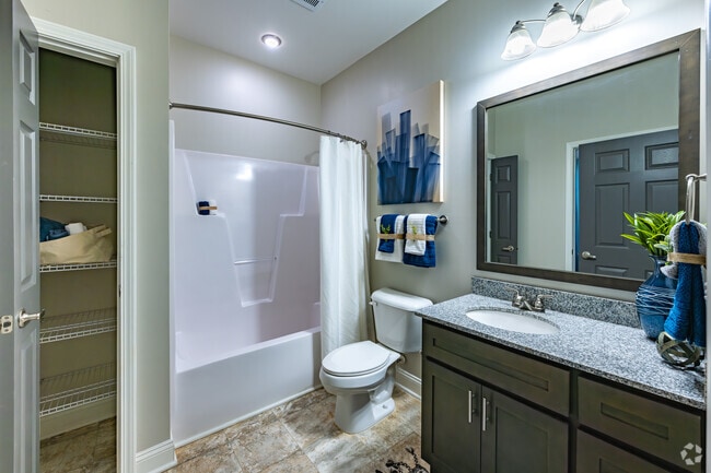 2BR, 2BA - 970SF - Secondary Bathroom