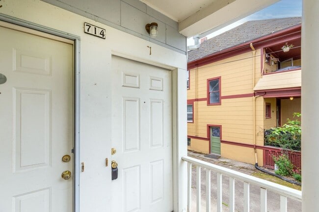 Photo - 714 SE 19th Ave Unit 1