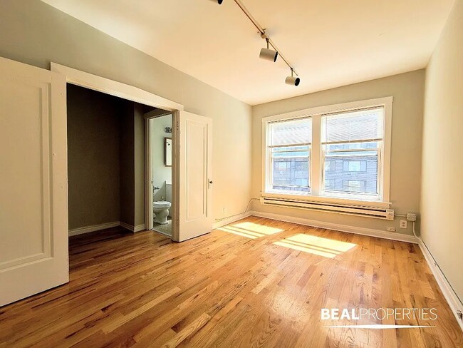 Building Photo - 511 W Melrose St Unit 414