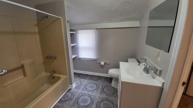 Photo - 801 E 6th St Unidad Apt B