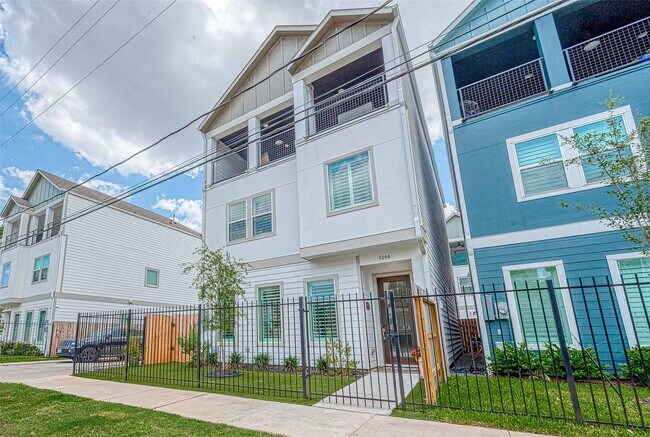 Photo - 909-A W 35th St