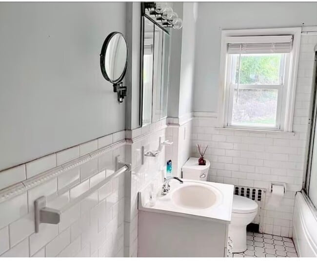 Building Photo - 292 Morsemere Ave Unit Untermyer Garden