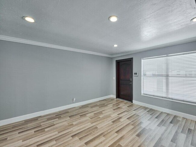 Photo - 2112 Longwood Rd