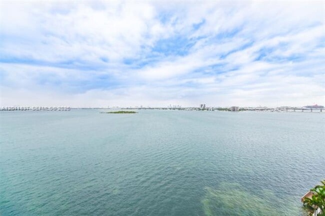 Photo - 700 NE 24th St Unidad 700 NE 24th Street # 904