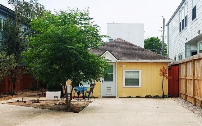 Photo - 860 E 25th St