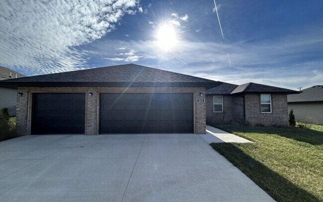 222 W. Canterbury Ln - 222 W. Canterbury Ln House