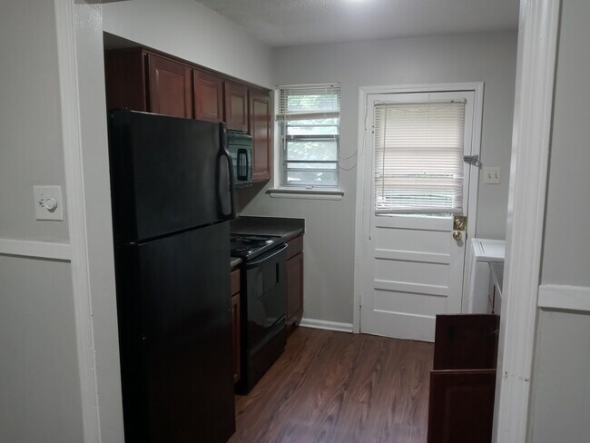 Photo - 687 Dickinson St