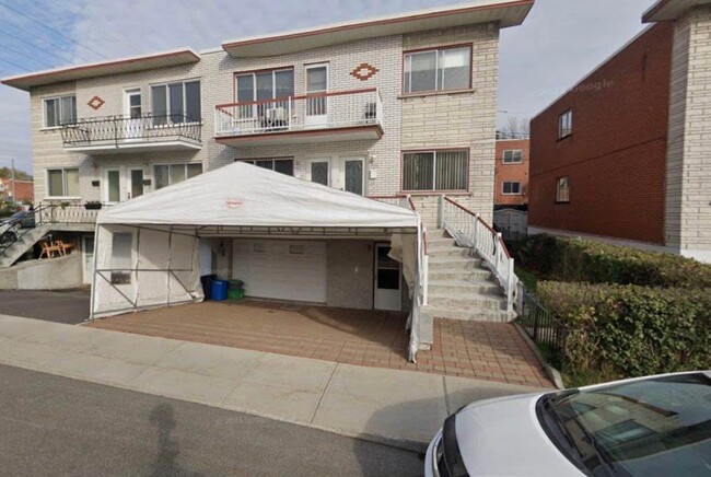 Building Photo - 9559 Av Millen