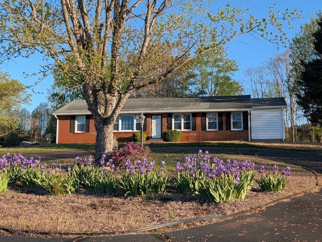 Building Photo - 6138 Village Hwy