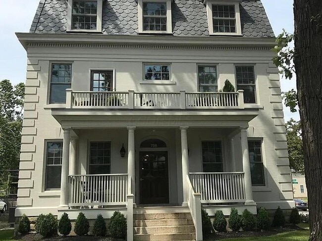 Building Photo - 738 Bryden Rd Unit 3C