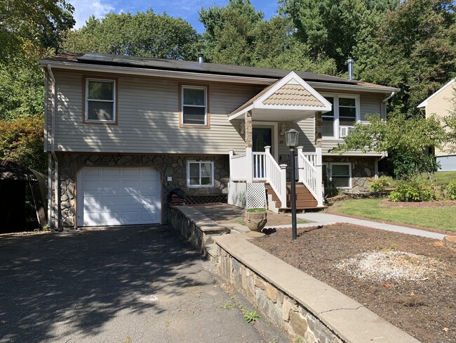 Building Photo - 69 Carriage Dr Rental