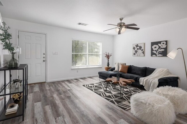 Beautiful 4 bd/2 ba renovated home in Sout... - Beautiful 4 bd/2 ba renovated home in Sout...
