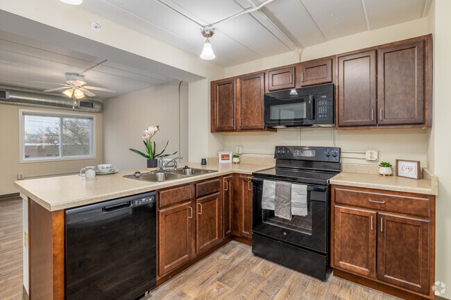 1BR, 1BA - 528SF - Kitchen - Longwood Garden Apartments