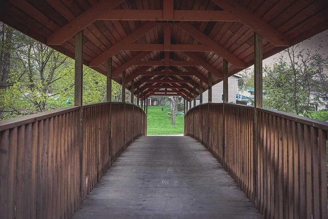 Sendero Ice Age al final de la calle - Lincoln Street Apartments