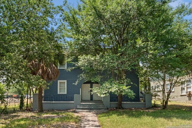 402 E Dewey Pl Unit 102