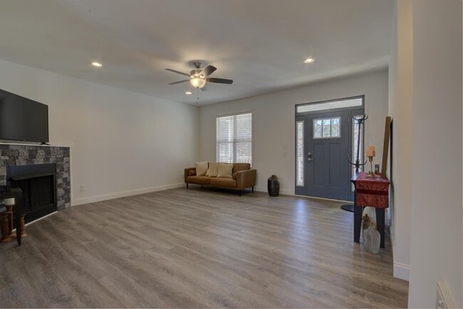 Photo - 221 Dublin Ln