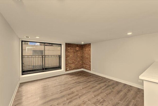 Building Photo - 2 bedroom in Chicago IL 60610 Unit D2 Rental
