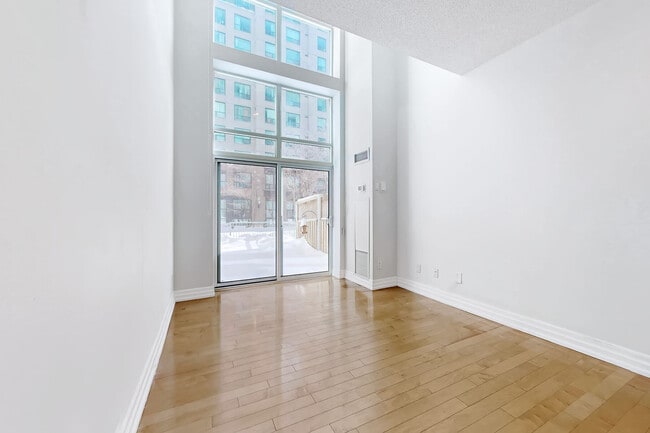 Photo - 109 Front St E