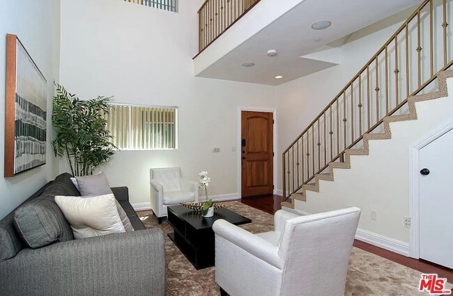 Building Photo - 2027 Beloit Ave Unit 4