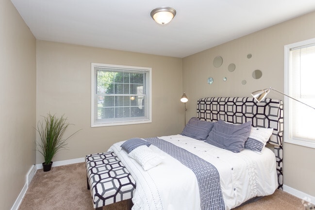 2BR, 1BA - 660 SF