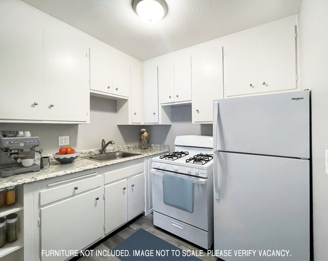 Building Photo - Sunset Crossings at 3401 Balmoral Drive, S... Rental
