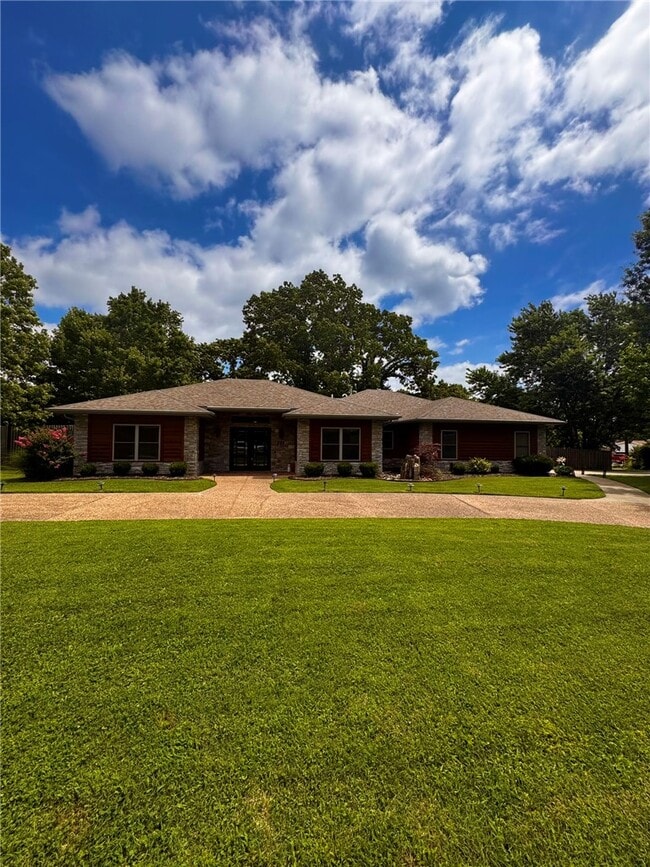 Building Photo - 723 N Lakeview Dr