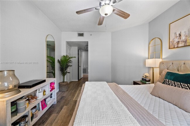 Building Photo - 2544 Centergate Dr Unit 106