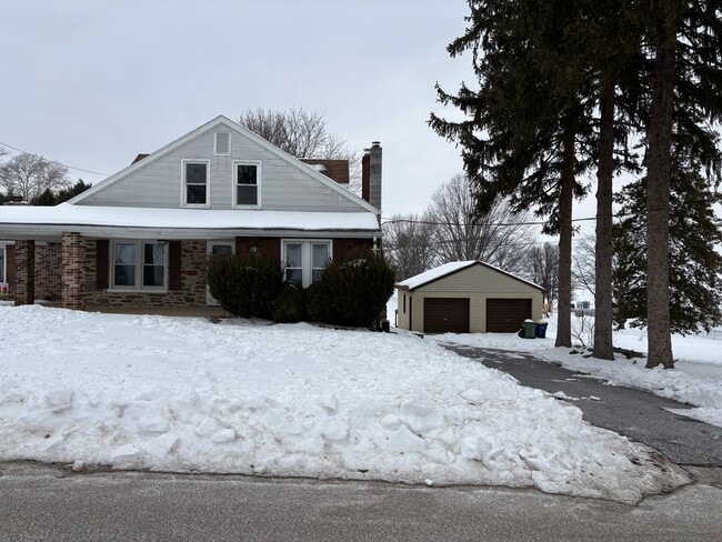 Building Photo - 1 Floor Living on 1/2 Acre, 4 Bedrooms/1 Bath, Garage-Dallastown SD