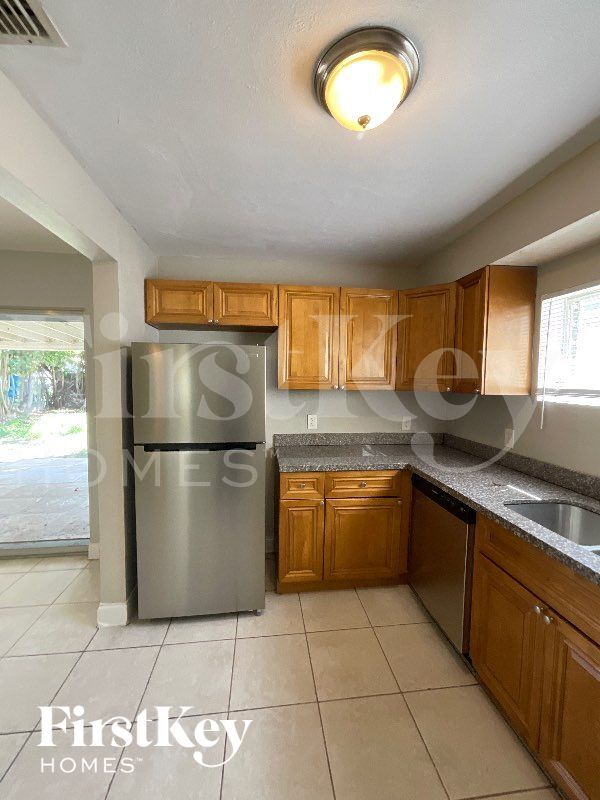 Photo - 506 58th St