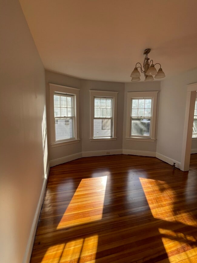 Beautiful hardwood floors - 621 Undercliff Ave Unit 2