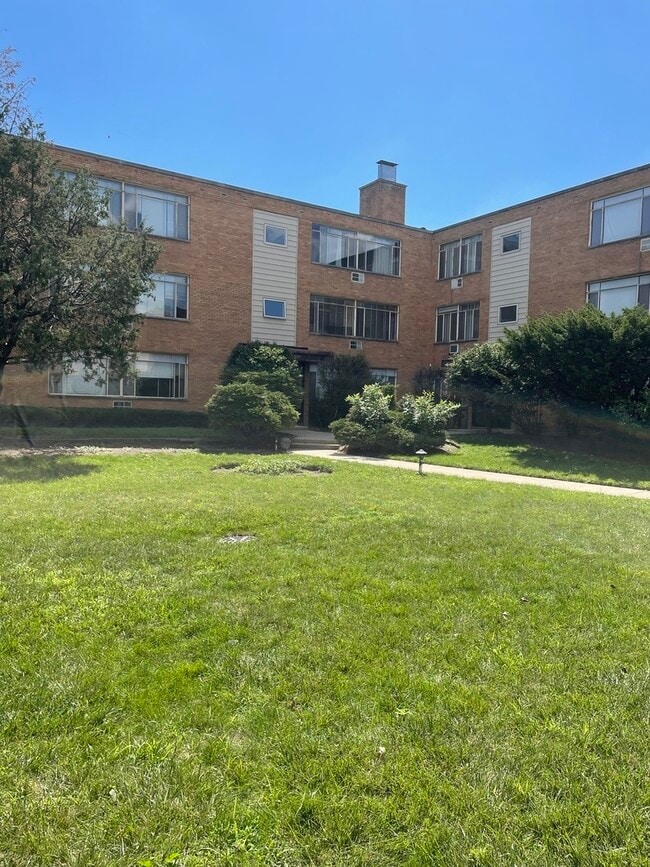 Building Photo - 7529 N Maplewood Ave Unit 7B Rental