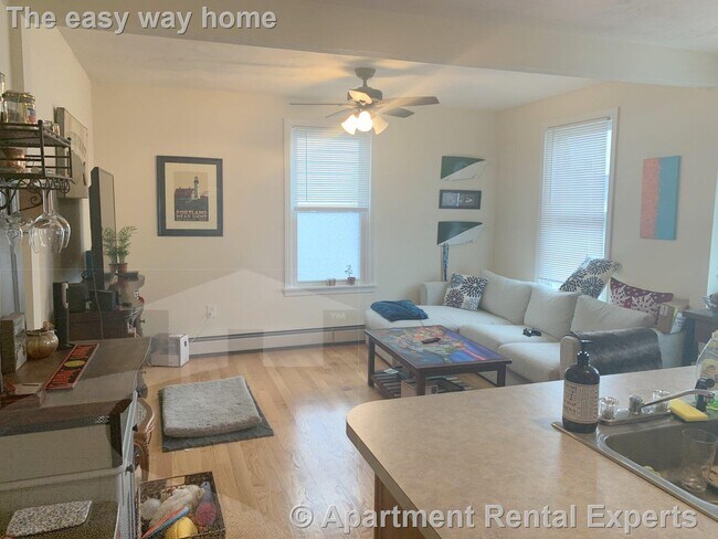 Building Photo - 381 Columbia St